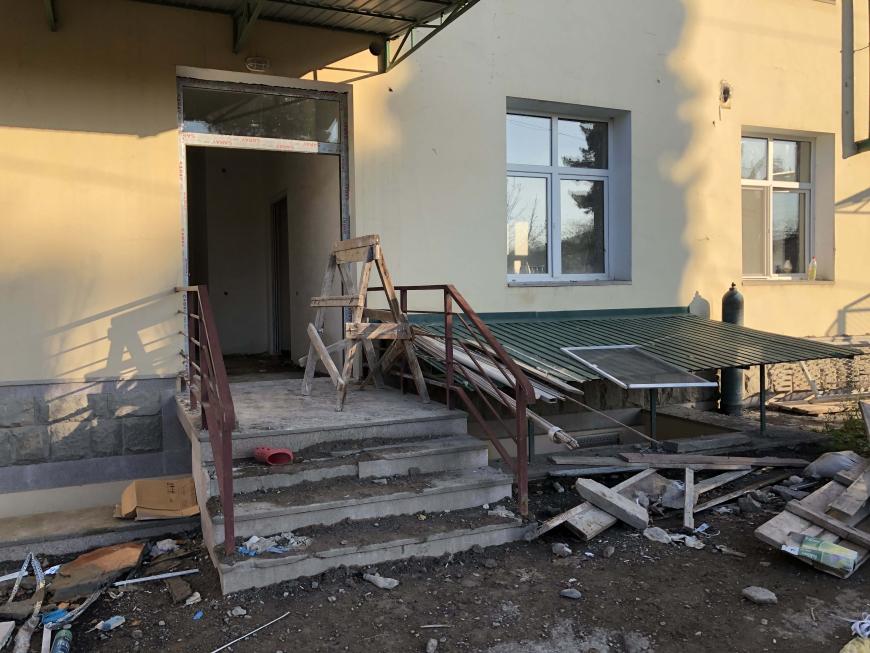 The front entrance to the public hospital in Martakert, which suffered significant damage as a result of multiple strikes by Azerbaijani forces between September and November 2020. Martakert, Nagorno-Karabakh.  © 2020 Tanya Lokshina / Human Rights Watch 